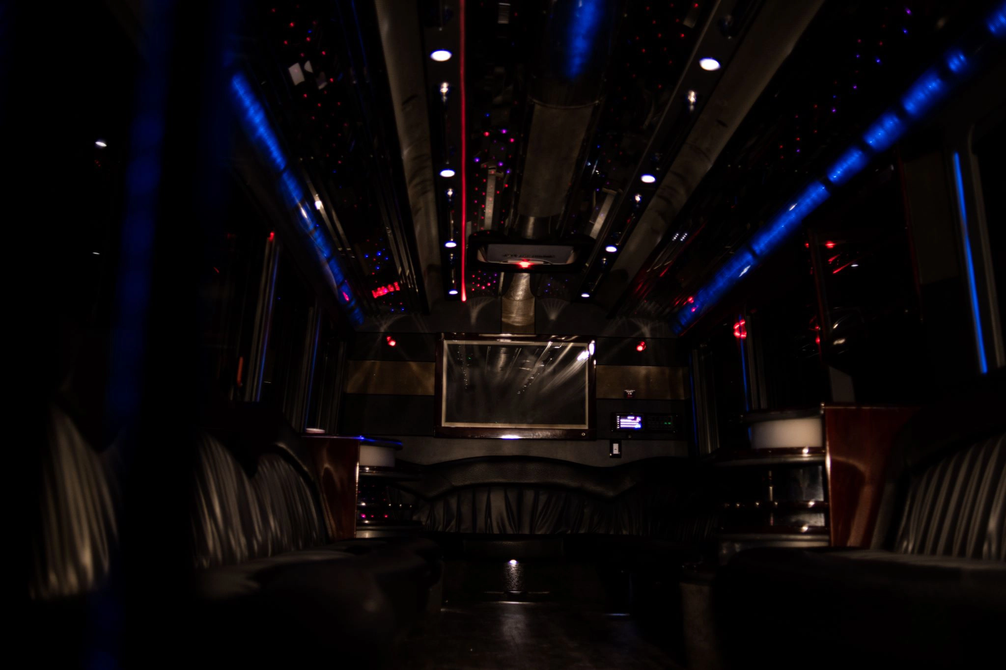 24 PARTY PASSENGER BUS 01